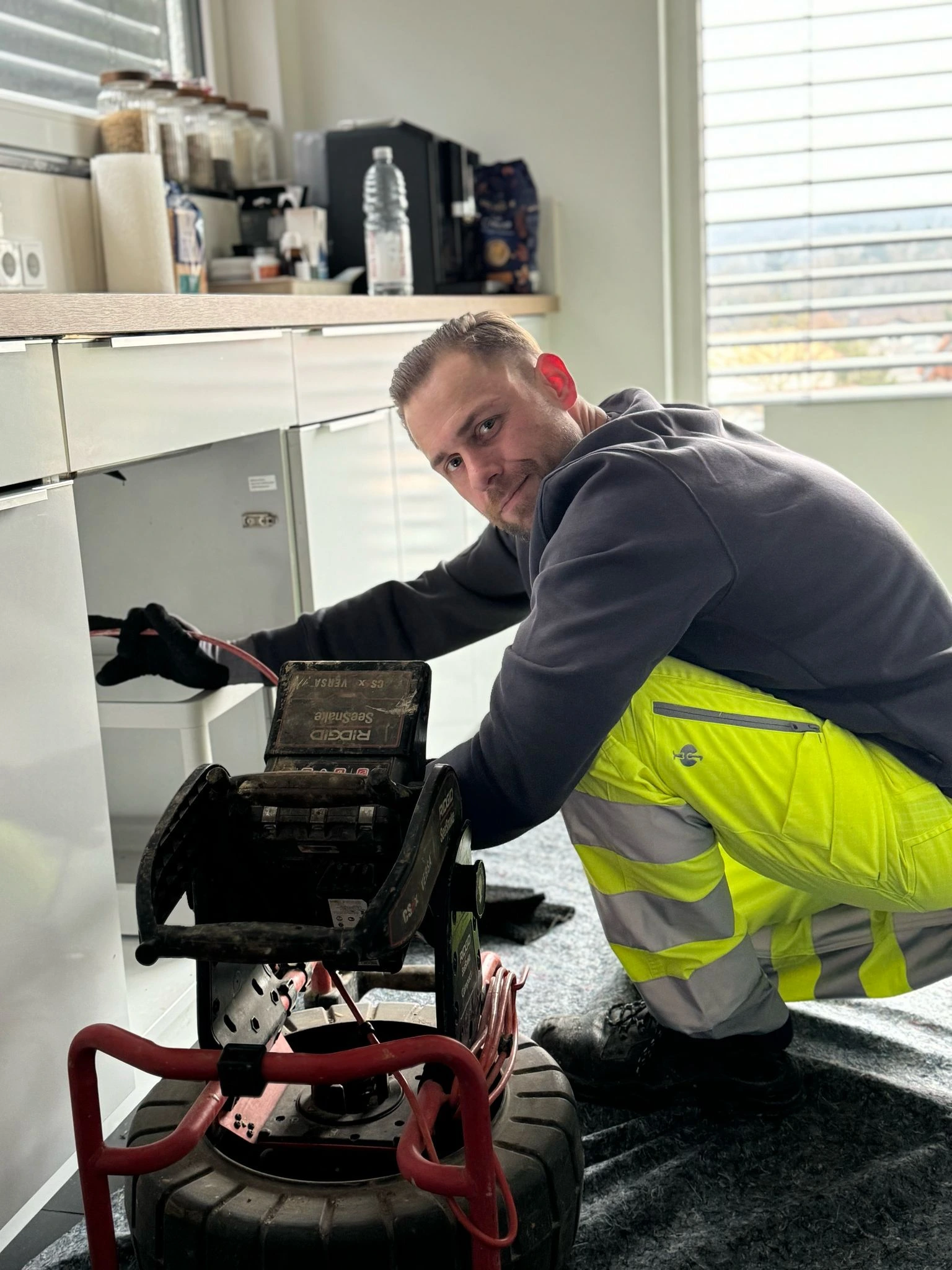 Ein Mitarbeiter von Firma Kraft führt in bad-duerkheim eine Kamerainspektion durch, um den Zustand der Rohrleitungen präzise zu prüfen.