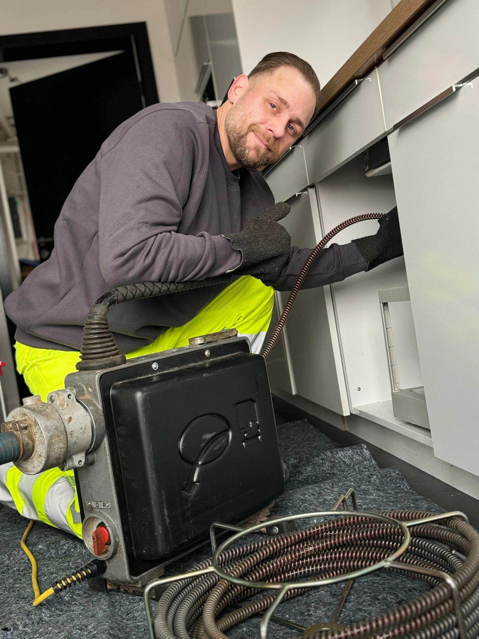 abflussverstopfung in bad-duerkheim – ein Mitarbeiter von Firma Kraft nutzt einen Spiraleinsatz, um eine hartnäckige Rohrverstopfung zu beseitigen.